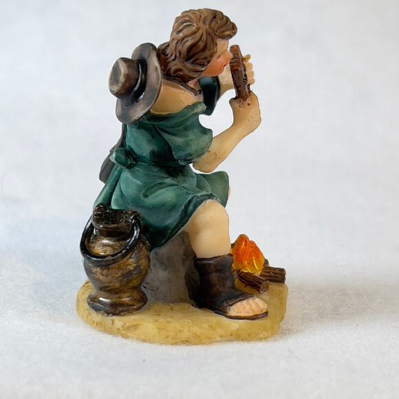 Grandeur Noel 2001 Bethlehem Village Man w/ Campfire O'Well Porcelain Resin - Picture 5 of 10